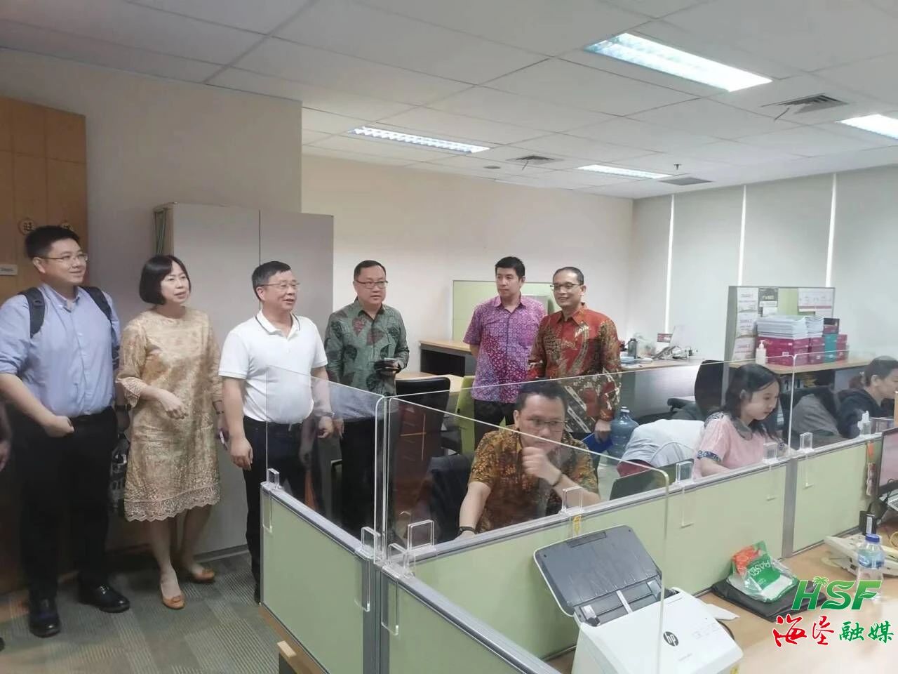 包洪文一行到KM公司調(diào)研。